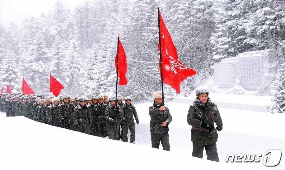 본문 이미지 - (평양 노동신문=뉴스1) = 백두산지구 혁명전적지 겨울철 답사에 참가한 행군대 모습. [국내에서만 사용가능. 재배포 금지. DB 금지. For Use Only in the Republic of Korea. Redistribution Prohibited] rodongphoto@news1.kr