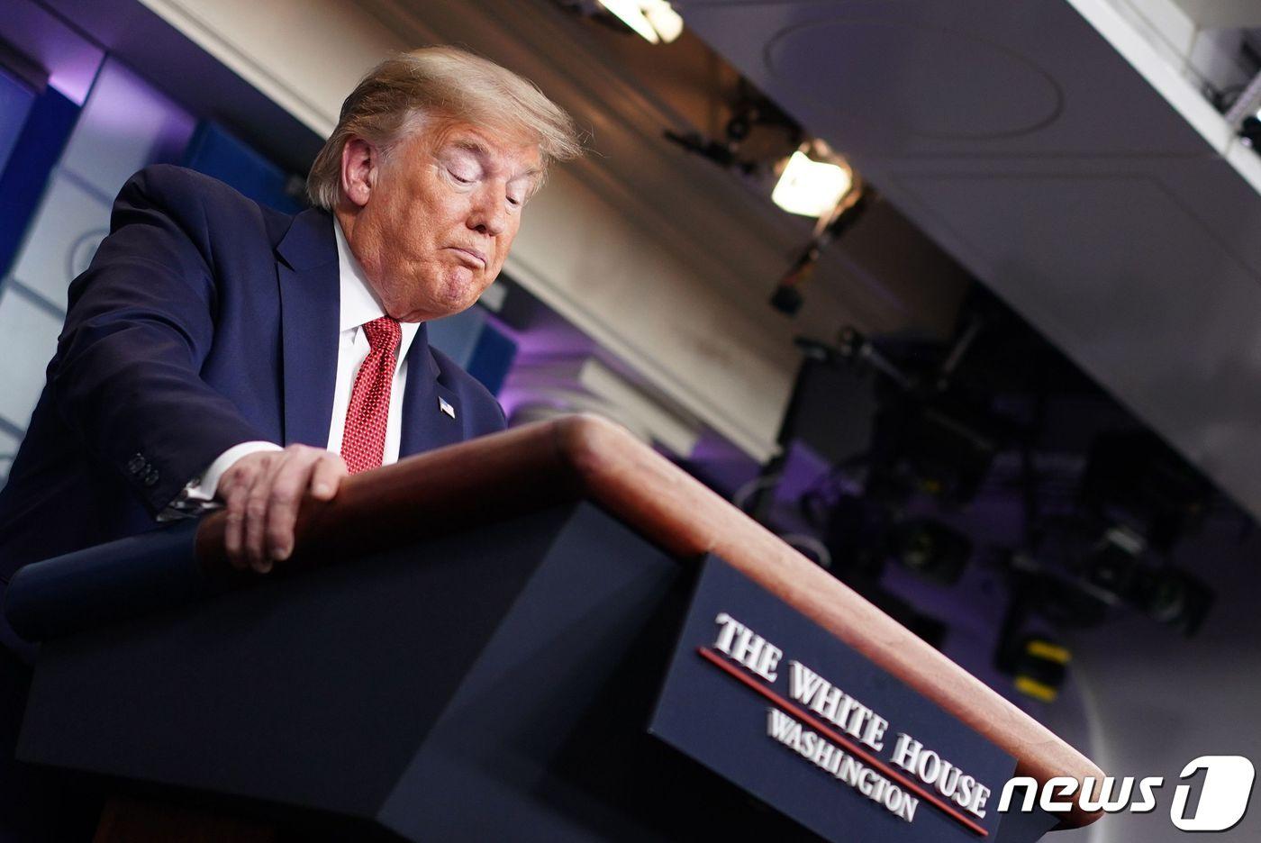 도널드 트럼프 미국 대통령이 25일 백악관에서 코로나19 일일 브리핑을 열고 발언하고 있다. ⓒ AFP=뉴스1