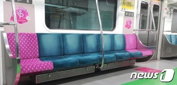 본문 이미지 - 지하철 산부 배려석은 눈에 잘 띄고 따뜻함을 상징하는 핑크색을 택했다.  ⓒ 뉴스1