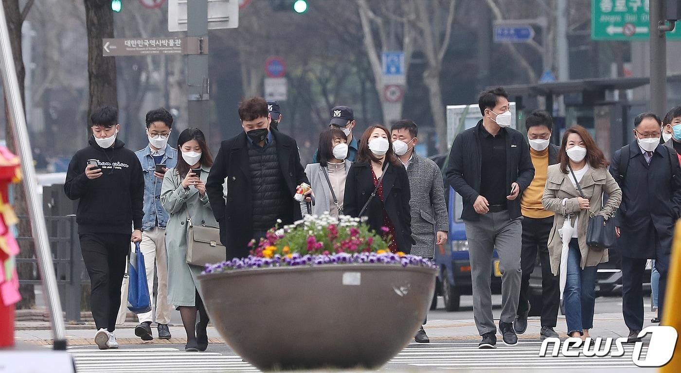 본문 이미지 - 밤사이 봄비가 내린 가운데 27일 오전 서울 광화문네거리에서 시민들이 출근하고 있다.2020.3.27/뉴스1 ⓒ News1 김진환 기자