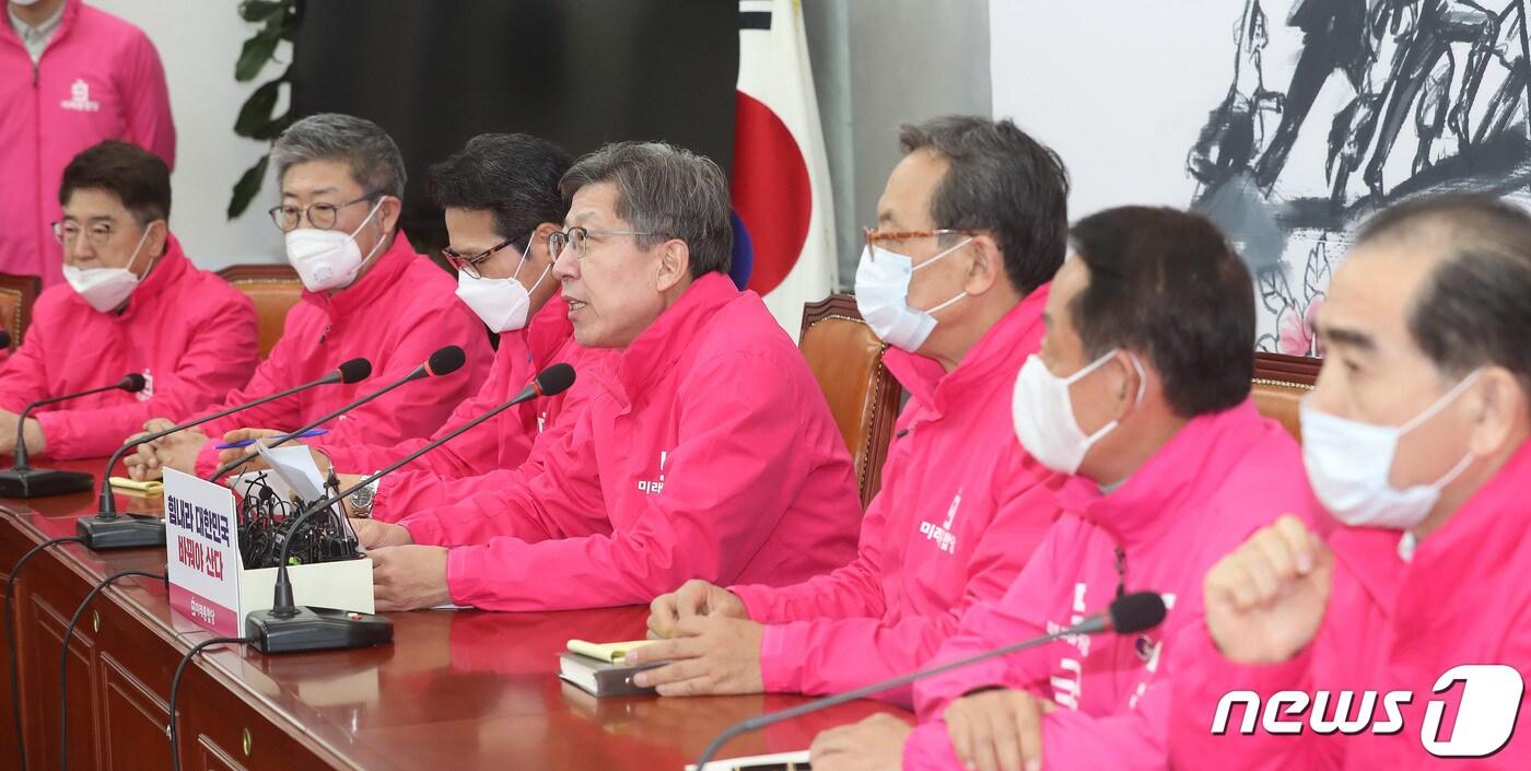 박형준 미래통합당 공동선대위원장이 27일 오전 서울 여의도 국회에서 열린 선거전략대책회의에서 모두발언을 하고 있다. 2020.3.27/뉴스1 ⓒ News1 임세영 기자