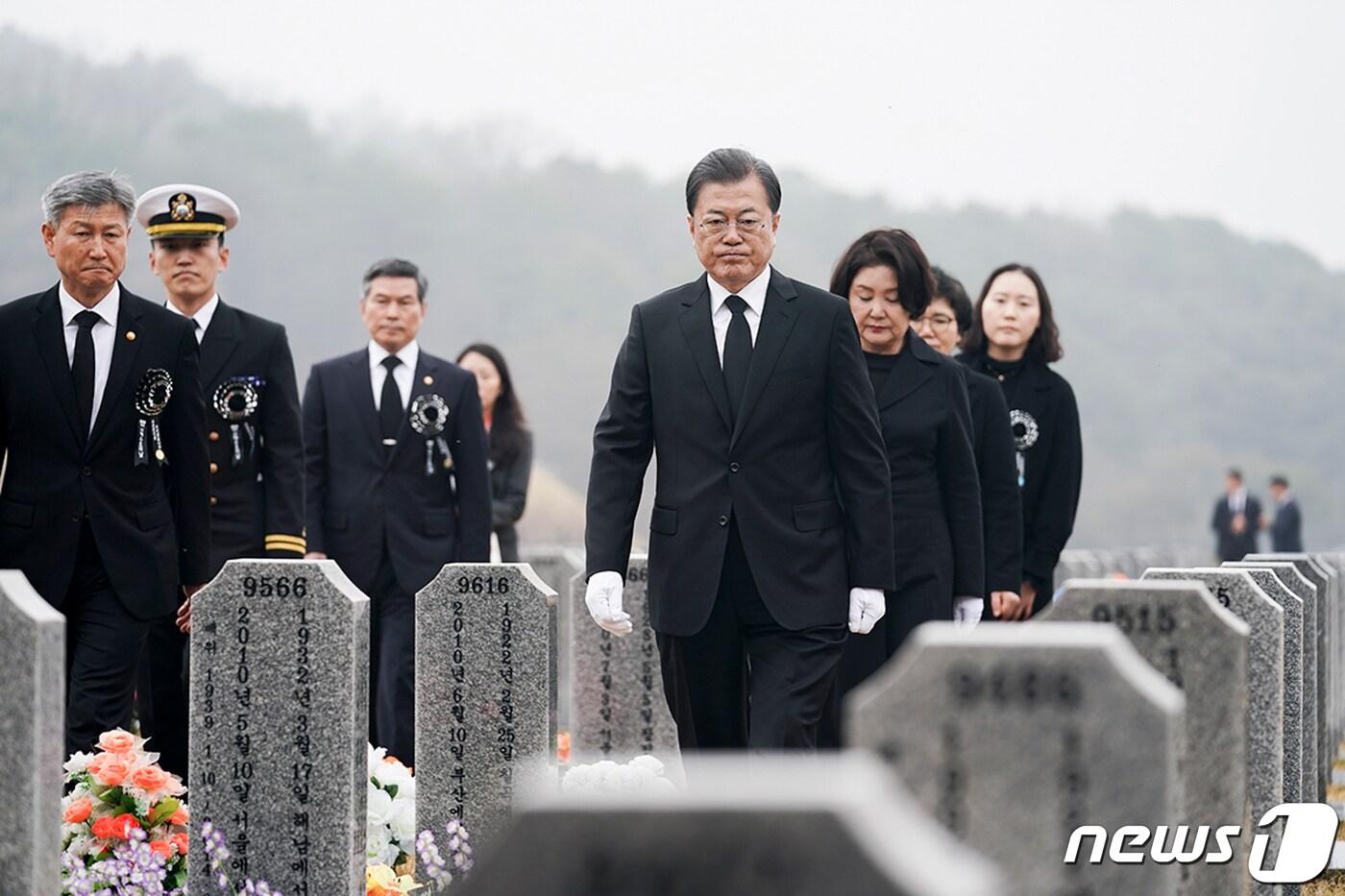 본문 이미지 - 문재인 대통령과 부인 김정숙 여사가 지난 3월27일 국립대전현충원에서 열린 서해수호의 날 기념식을 마친 후 고 한주호 준위 묘역을 참배하고 있다.  ⓒ News1 유승관 기자
