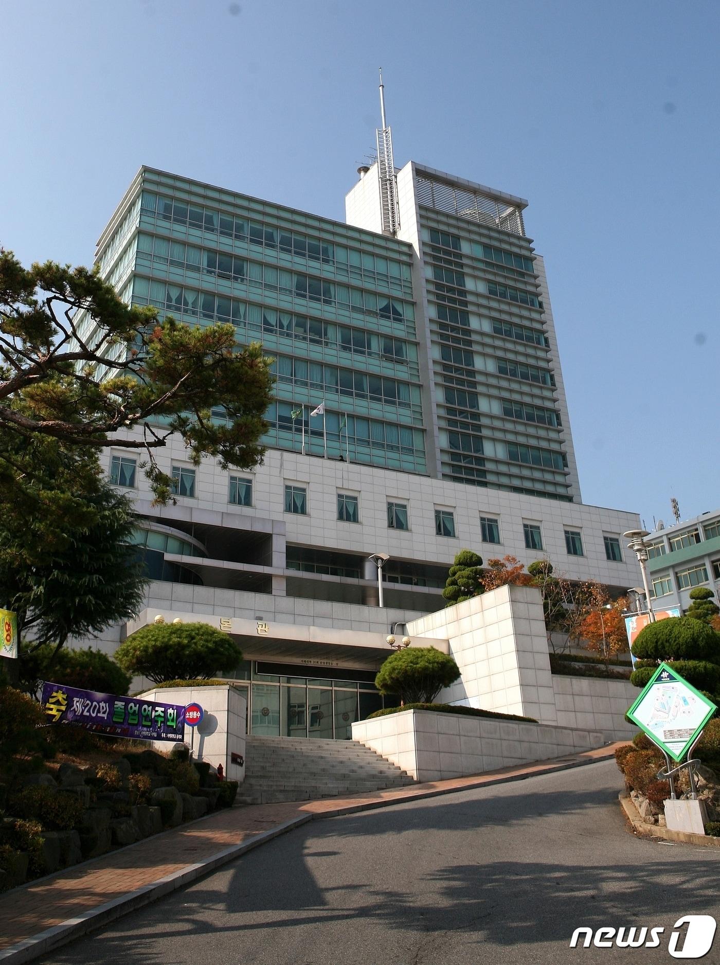 본문 이미지 - 전북 군산의 서해대학은 27일 이사회를 열고 교육부에 폐교를 요청하기로 의결했다.ⓒ 뉴스1