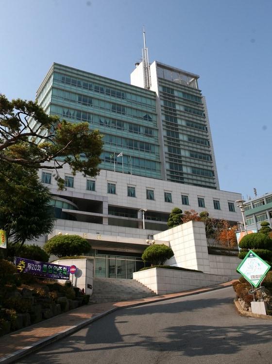 본문 이미지 - 전북 군산의 서해대학이 교육부로 부터 학교폐쇄 계고를 통보받아 폐쇄 위기에 놓였다. /ⓒ 뉴스1