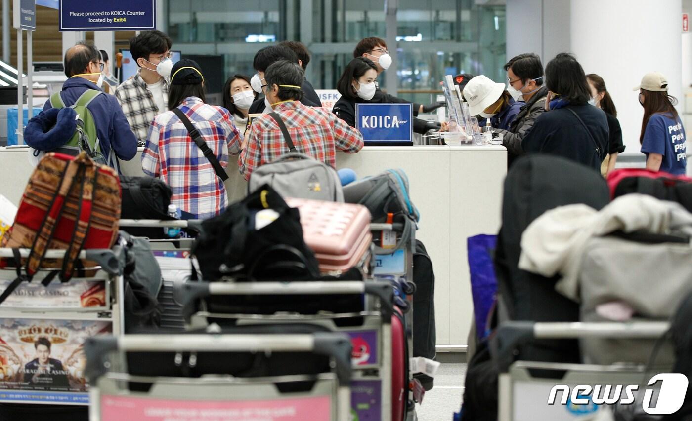 페루 정부의 갑작스러운 국경봉쇄 조치로 현지에 발이 묶였던 우리 국민 198명 중 한국국제협력단(코이카) 봉사단원들이 28일 오전 정부 전세기를 타고 인천국제공항 2터미널에 도착해 안내를 받고 있다. 신종 코로나바이러스 감염증(코로나19)가 확산되자 페루 정부는 지난 15일 국가비상사태를 선포하면서 15일 간 페루 내 모든 사람들에 대해 자가격리를 명령했다. 또 16일 자정부터 모든 국경을 폐쇄했다. 2020.3.28/뉴스1 ⓒ News1 안은나 기자