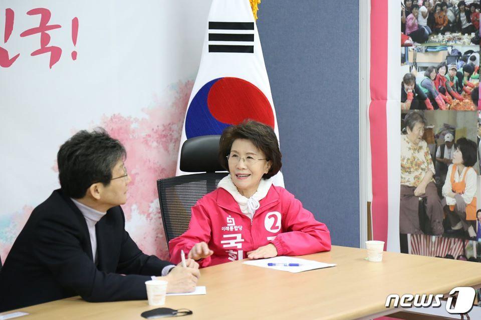 본문 이미지 - 유승민 미래통합당 의원과 진수희 서울 중구성동갑 후보(진 후보 페이스북 갈무리)ⓒ 뉴스1