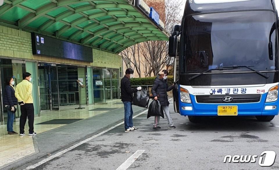본문 이미지 - 제천시 국민연금공단 청풍리조트 생활치료센터에 입소한 코로나19 환자들이 완치 판정후  고향으로 돌아가고 있다.ⓒ 뉴스1