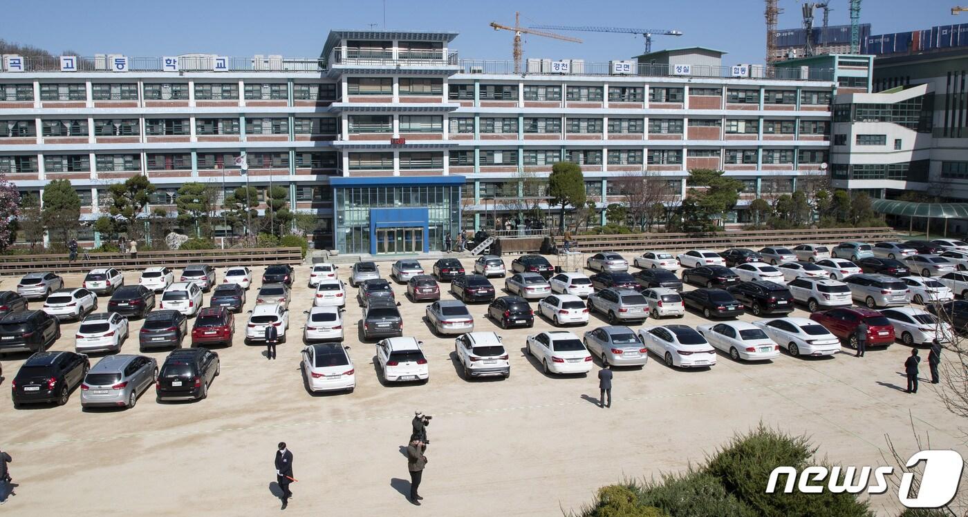 본문 이미지 - 29일 오전 서울 중랑구 서울씨티교회 신자들이 교회 옆 고등학교 운동장에서 신종 코로나바이러스 감염증(코로나19) 예방을 위해 주일예배를 '드라이브 인 워십 서비스'(Drive-in worship service)로 진행하고 있다./뉴스1 ⓒ News1 박정호 기자