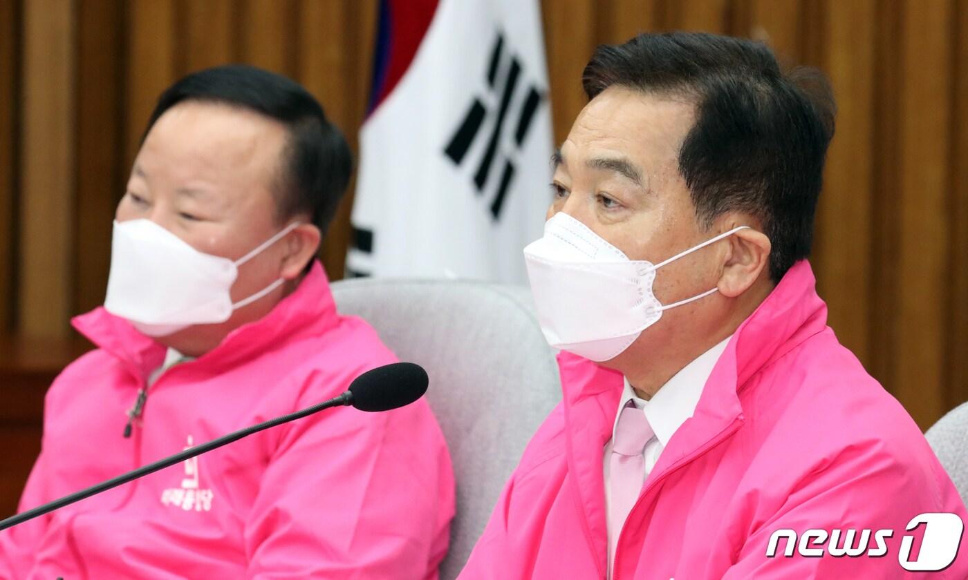 본문 이미지 - 심재철 미래통합당 원내대표가 3일 서울 여의도 국회에서 열린 원내대책회의에서 모두발언을 하고 있다. 2020.3.3/뉴스1 ⓒ News1 김명섭 기자
