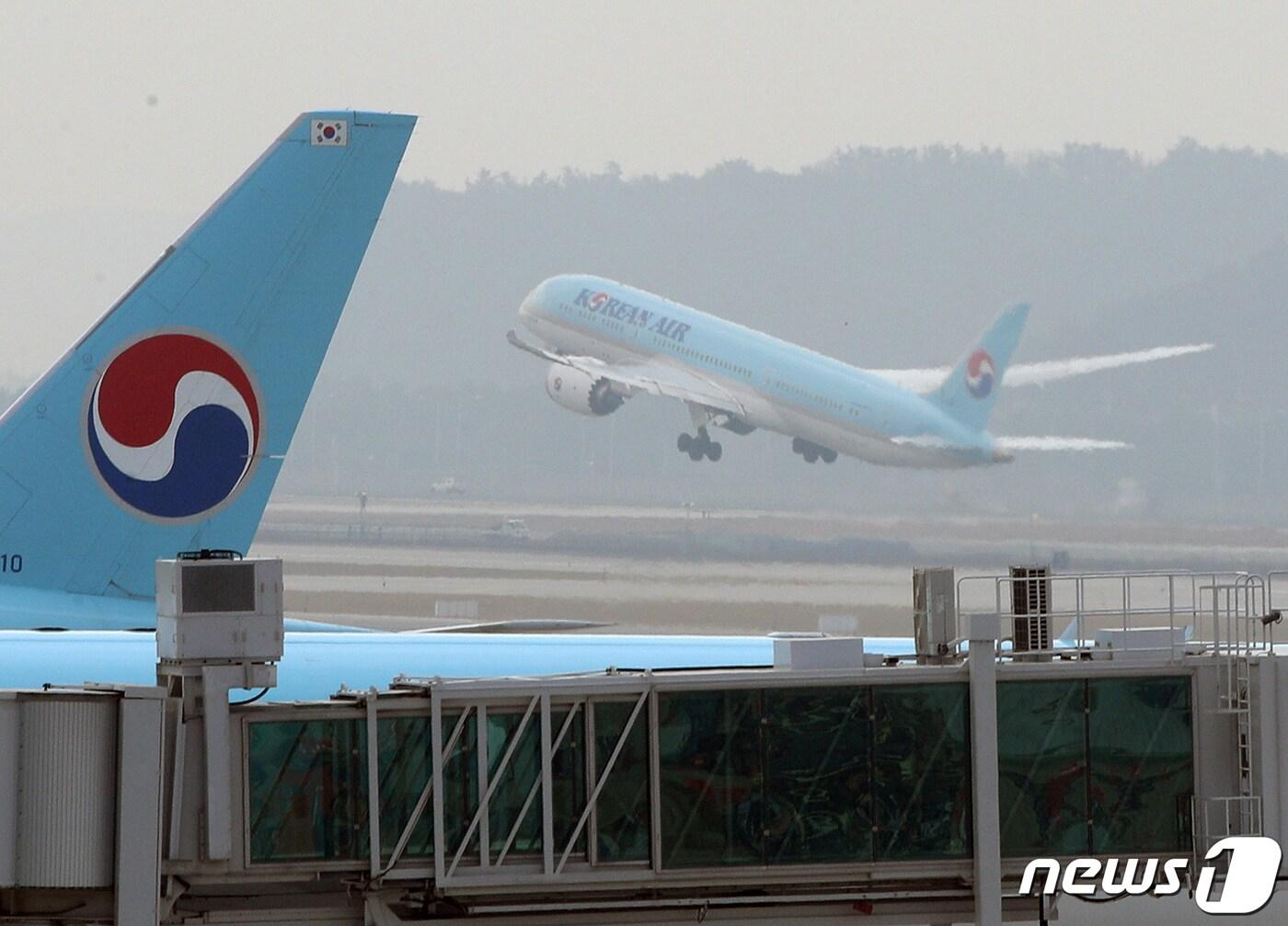 본문 이미지 - 3일 오후 인천국제공항 1터미널에서 대한항공 항공기가 이륙하고 있다.. 2020.3.3/뉴스1 ⓒ News1 신웅수 기자