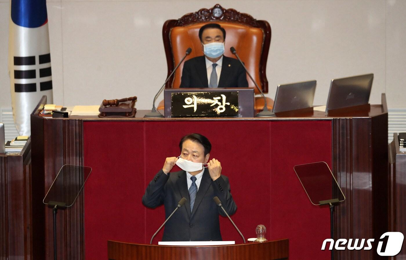 본문 이미지 - 한선교 미래한국당 대표가 3일 오후 서울 여의도 국회에서 열린 본회의에서 비교섭단체 대표연설을 하기 전 마스크를 벗고 있다. 2020.3.3/뉴스1 ⓒ News1 박세연 기자
