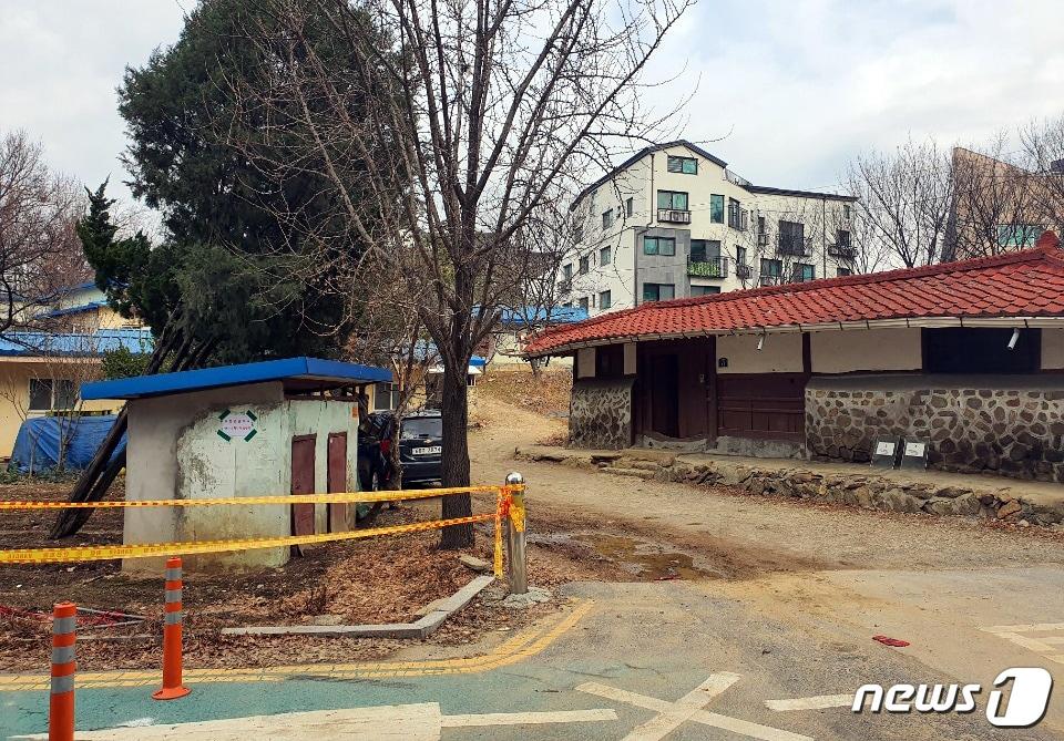 본문 이미지 - 이만희 신천지 총회장의 주소지로 기재된 과천시 문원동 건물(주황색 지붕) 왼쪽으로는 코로나19 확진자가 발생한 신천지 합숙 시설 건물들이 보인다. ⓒ 뉴스1