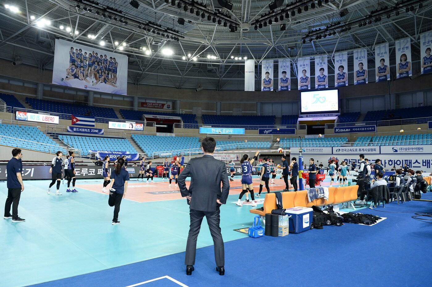 본문 이미지 - 지난달 27일 경북 김천체육관에서 무관중으로 열린 도로공사와 GS칼텍스의 경기 모습. (한국배구연맹 제공) ⓒ 뉴스1