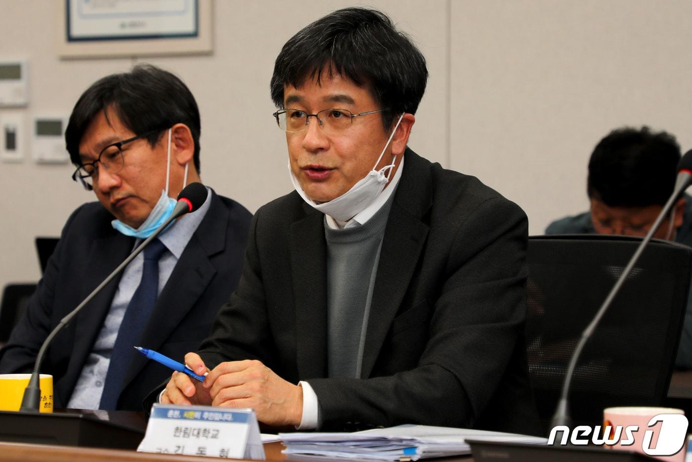 김동현 한림대학교 의과대학교수가 3일 강원 춘천시청 중회의실에서 열린 감염증 전문의 간담회에서 신종 코로나바이러스 감염증(코로나19) 전망에 대해 설명하고 있다. 2020.3.3/뉴스1 ⓒ News1 김경석 기자