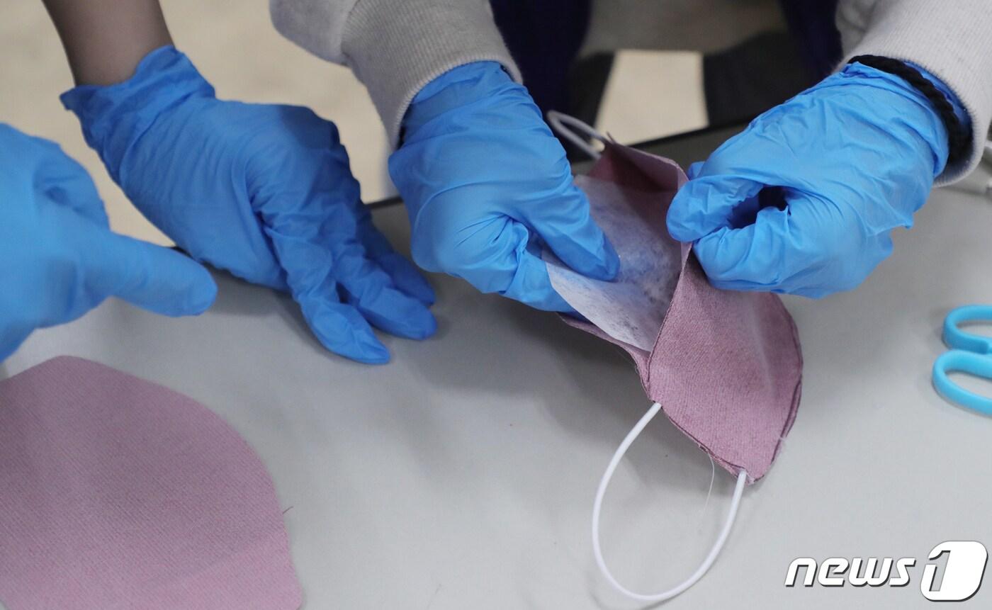 3일 전북 전주시 대한적십자사 전북지사에서 대학RCY 회원들이 합천 원폭피해자복지회관에 전달할 필터를 넣은 수제 마스크를 만들고 있다. 2020.3.3/뉴스1 ⓒ News1 유경석 기자