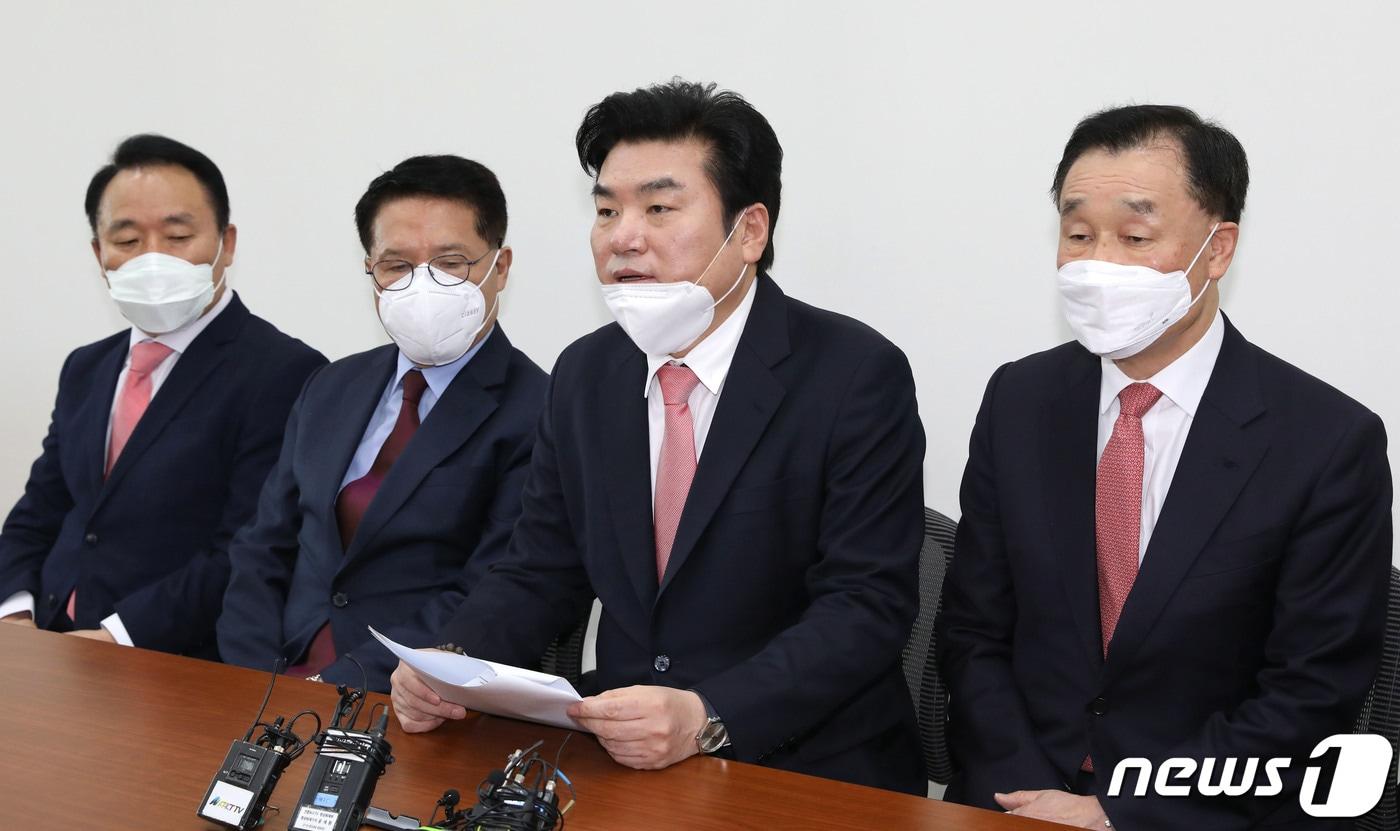 본문 이미지 - 원유철 미래한국당 대표(오른쪽 두번째)가 30일 오전 서울 여의도 국회에서 열린 최고위원회의에서 모두발언을 하고 있다. 2020.3.30/뉴스1 ⓒ News1 임세영 기자