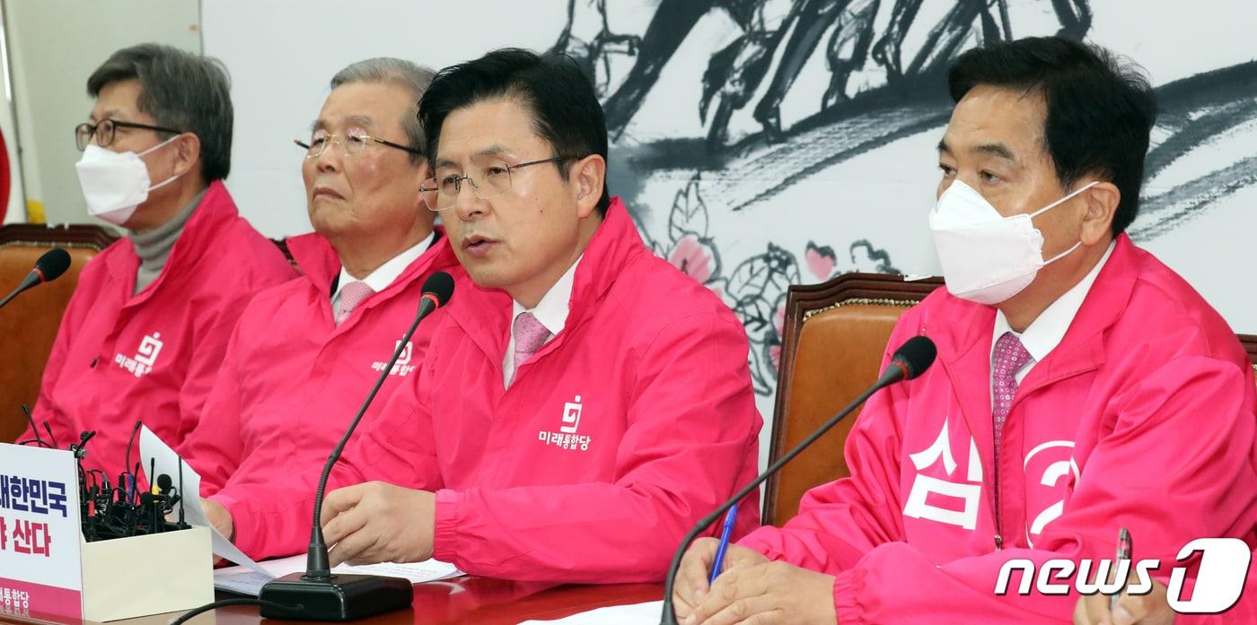 본문 이미지 - 황교안 미래통합당 대표가 30일 서울 여의도 국회에서 열린 중앙선거대책위원회의에서 모두발언을 하고 있다. 2020.3.30/뉴스1 ⓒ News1 김명섭 기자
