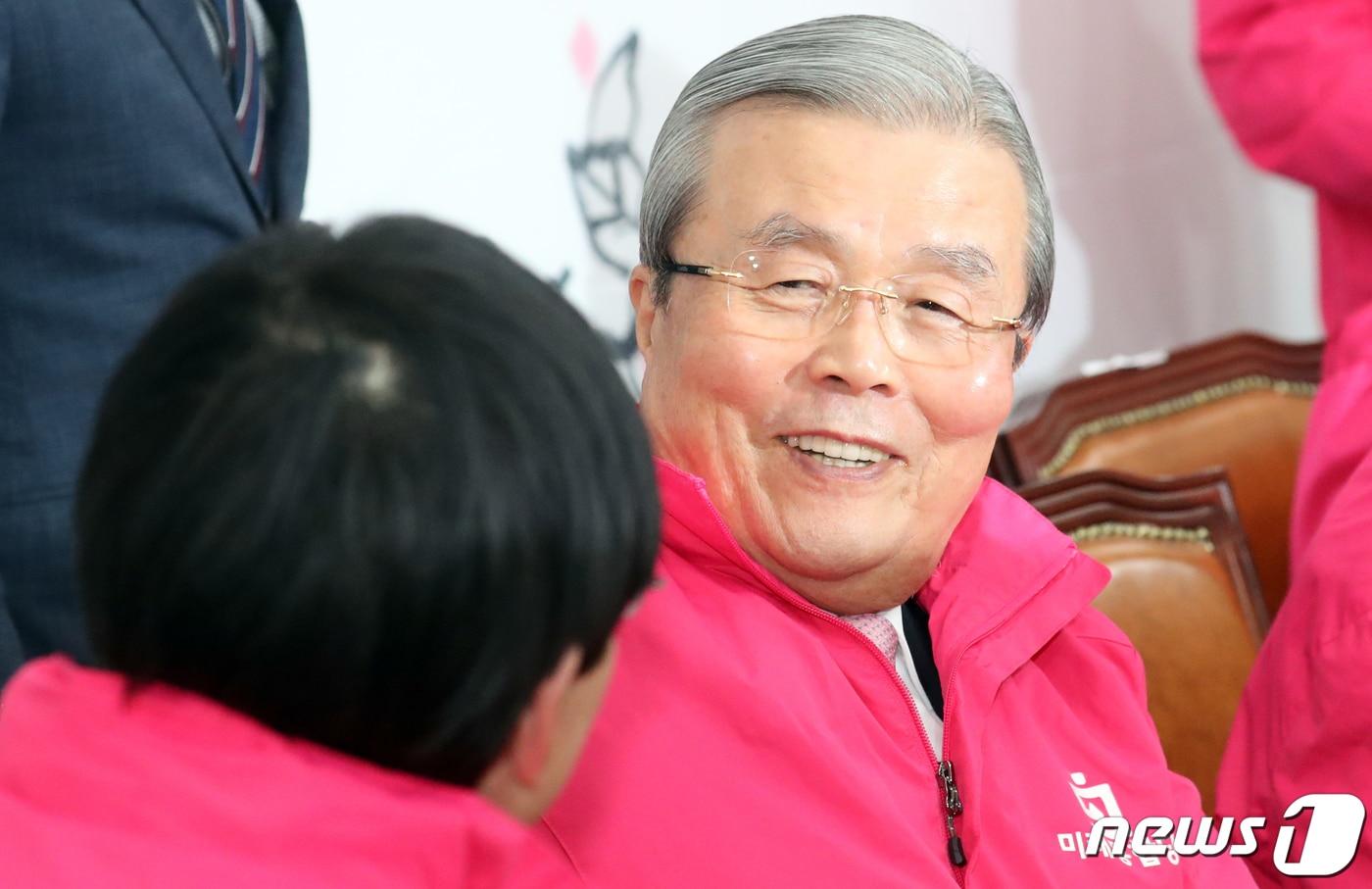 본문 이미지 - 김종인 미래통합당 총괄선거대책위원장이 지난달 30일 서울 여의도 국회에서 열린 중앙선거대책위원회의에서 조경태 최고위원과 대화하며 환하게 웃고 있다. 2020.3.30/뉴스1 ⓒ News1 김명섭 기자