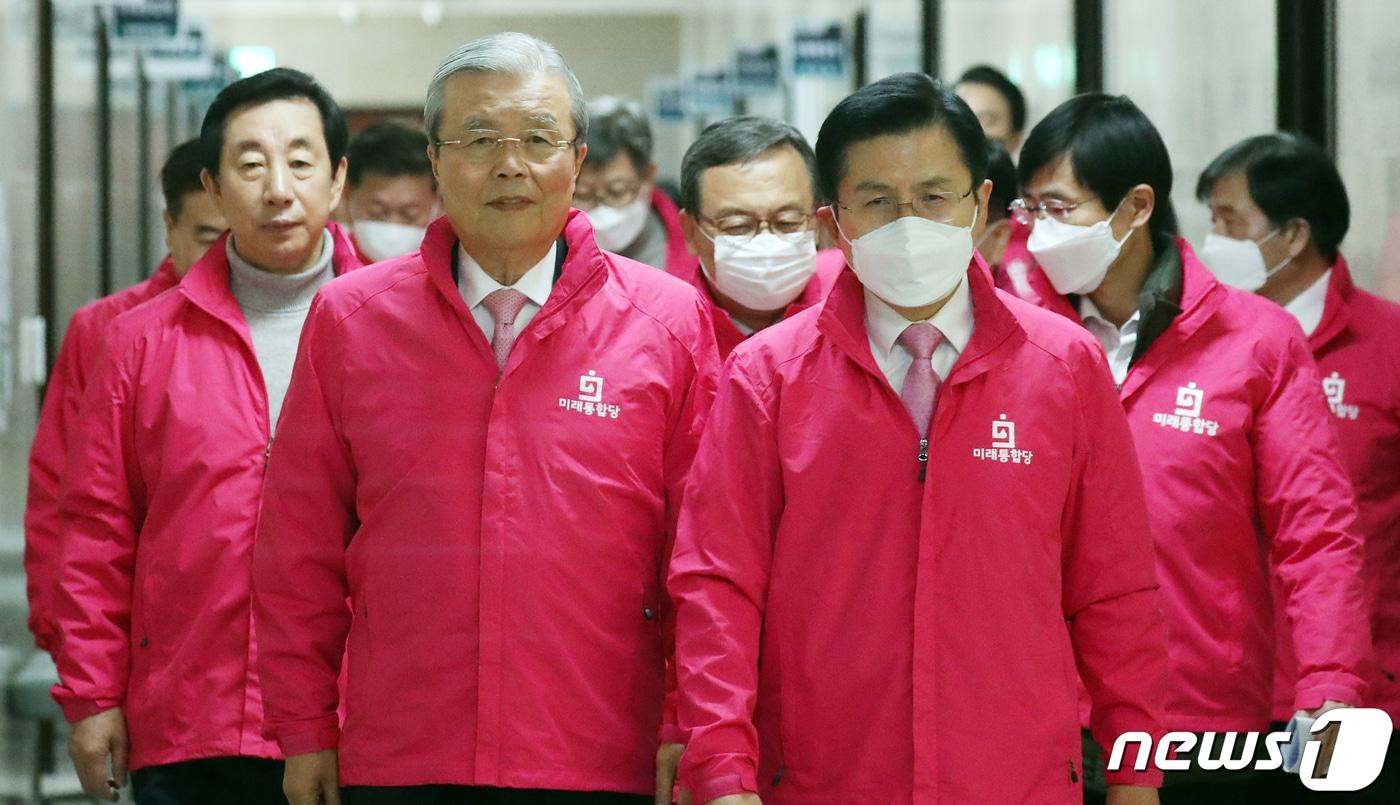 본문 이미지 - 황교안 미래통합당 대표와 김종인 총괄선거대책위원장이 30일 서울 여의도 국회에서 열린 중앙선거대책위원회의에 참석하고 있다. 2020.3.30/뉴스1 ⓒ News1 김명섭 기자