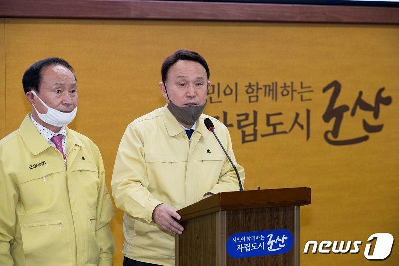 본문 이미지 - 김경구 군산시의회 의장(사진 왼쪽)과 강임준 군산시장이 30일 시청 상황실에서 기자회견을 갖고 재난기본소득지원계획을 발표하고 있다.ⓒ 뉴스1