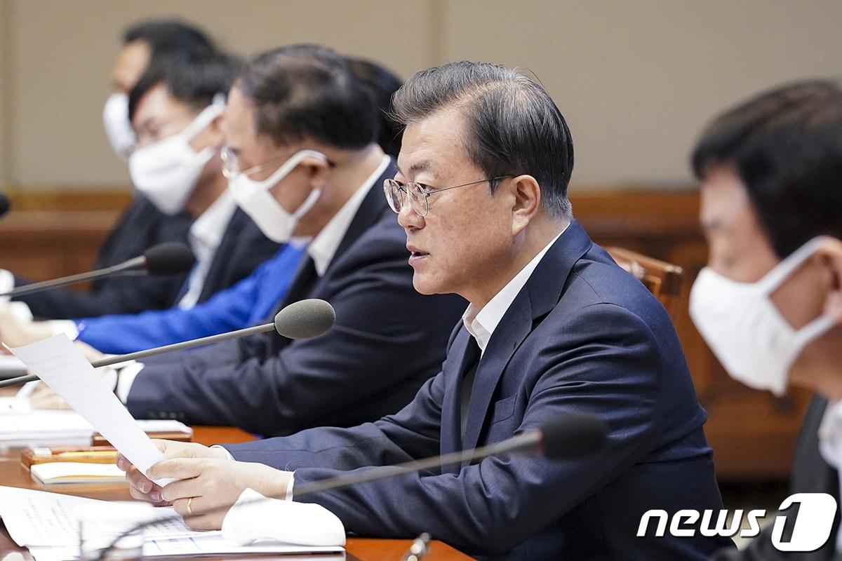 본문 이미지 - 문재인 대통령이 30일 청와대에서 열린 제3차 비상경제회의에서 발언을 하고 있다. (청와대 제공) 2020.3.30/뉴스1