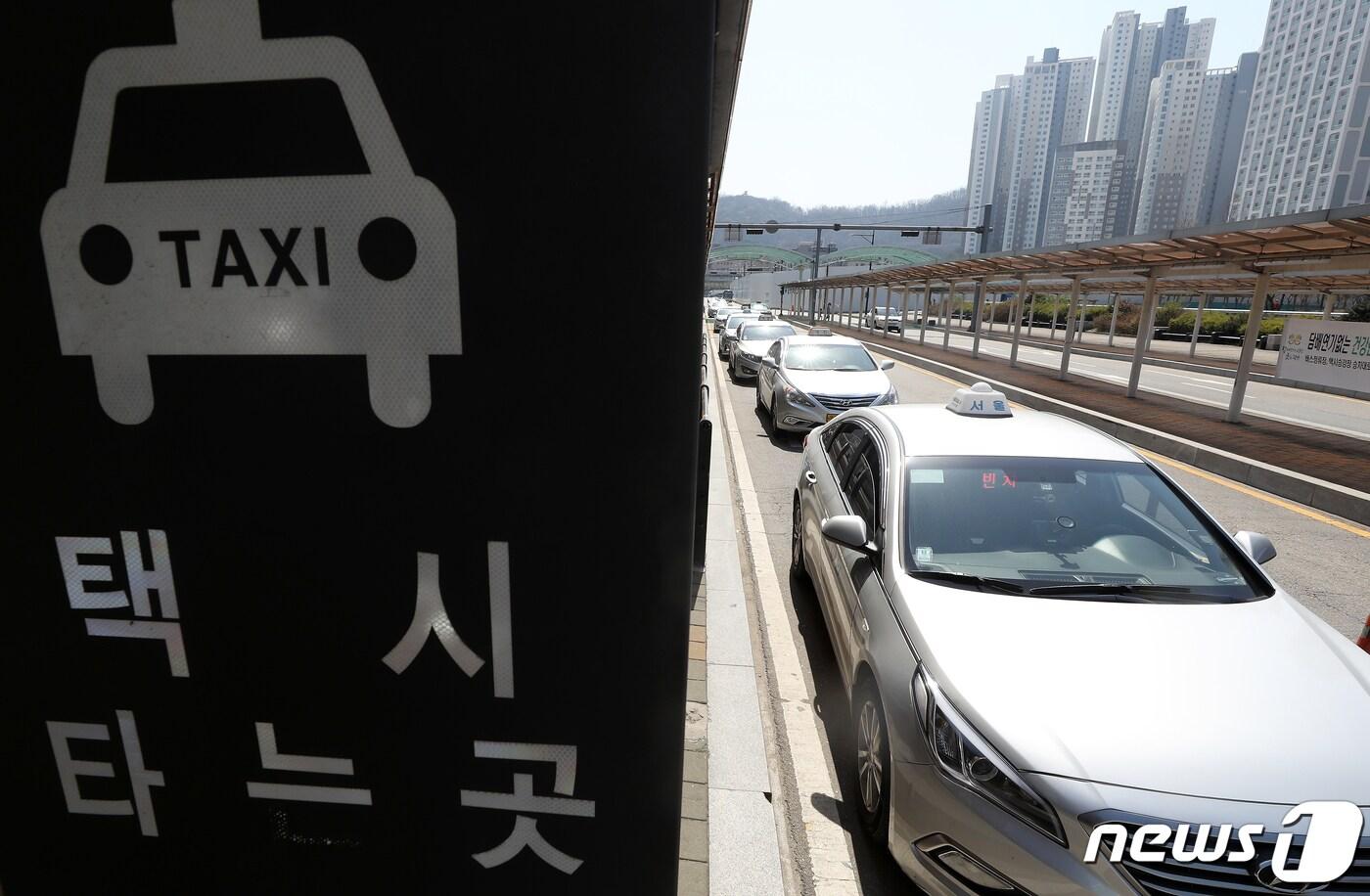 본문 이미지 - 경기도에서 매년 1700여건의 택시 교통사고가 발생해 2200여명이 죽거나 다친 것으로 나타났다.이에 따라 택시 교통사고 및 사상자 감소를 위한 특단의 대책이 요구된다.(사진 기사 내용과 관계 없음)/뉴스1 ⓒ News1 이동해 기자