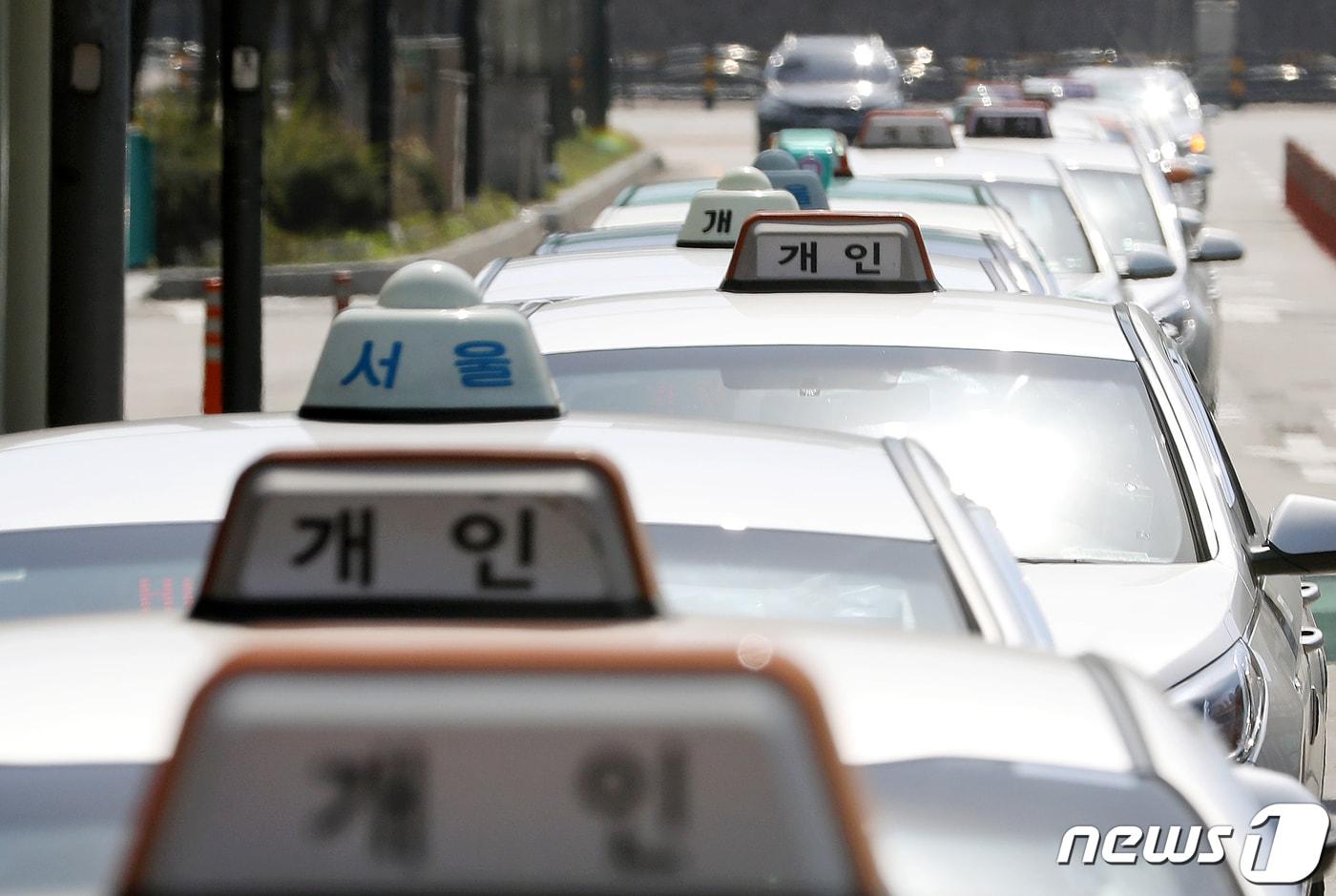 본문 이미지 - 최근 4년간 경기지역 버스·택시 기사를 상대로 한 승객들의 폭행이 392건에 달한 것으로 나타났다.이에 따라 버스·택시 기사 폭행을 줄이기 위한 개선방안 마련이 필요하다는 지적이 제기되고 있다./뉴스1 ⓒ News1 이동해 기자