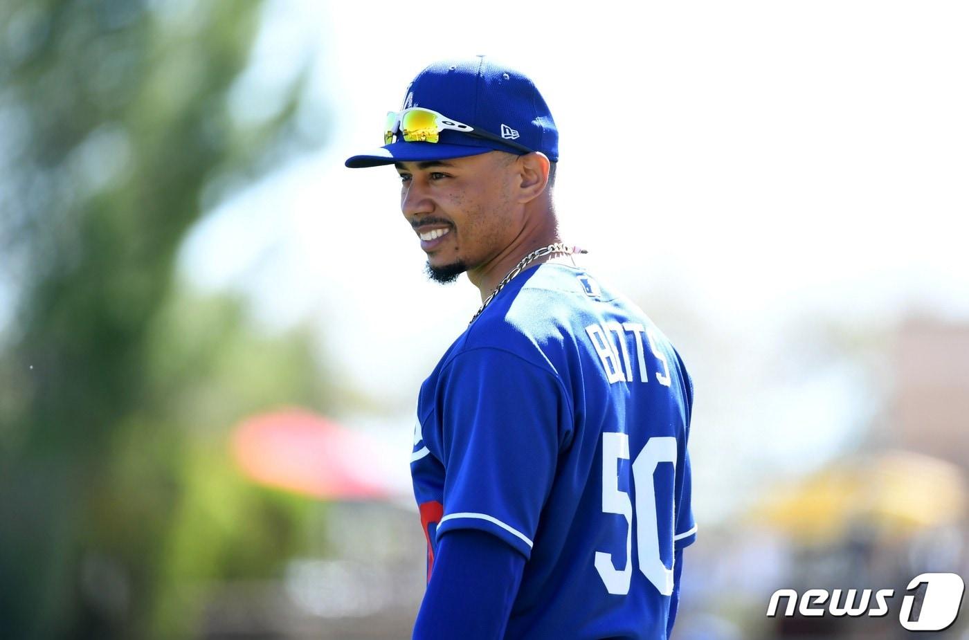본문 이미지 - LA 다저스 유니폼을 입은 무키 베츠.ⓒ AFP=뉴스1