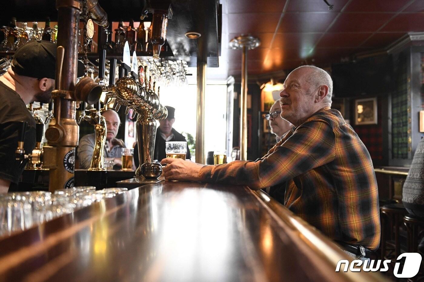 코로나19 사태에도 평소처럼 문을 연 스웨덴의 한 주점  ⓒ AFP=뉴스1