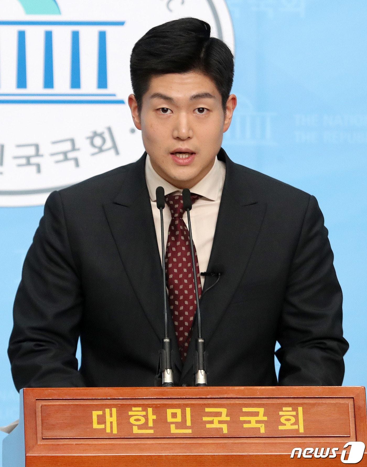 본문 이미지 - 김재섭 미래통합당 도봉구갑 후보가 31일 서울 여의도 국회 소통관 기자회견장에서 21대 총선 출마선언을 하고 있다. 2020.3.31/뉴스1 ⓒ News1 박세연 기자