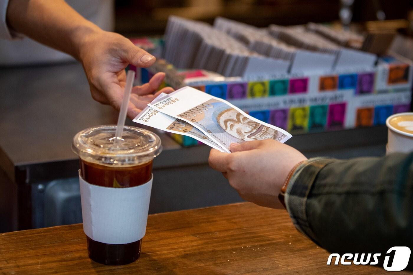 서울 한 전통시장에서 온누리상품권으로 결제하는 모습 &#40;자료사진&#41; /뉴스1 ⓒ News1 유승관 기자