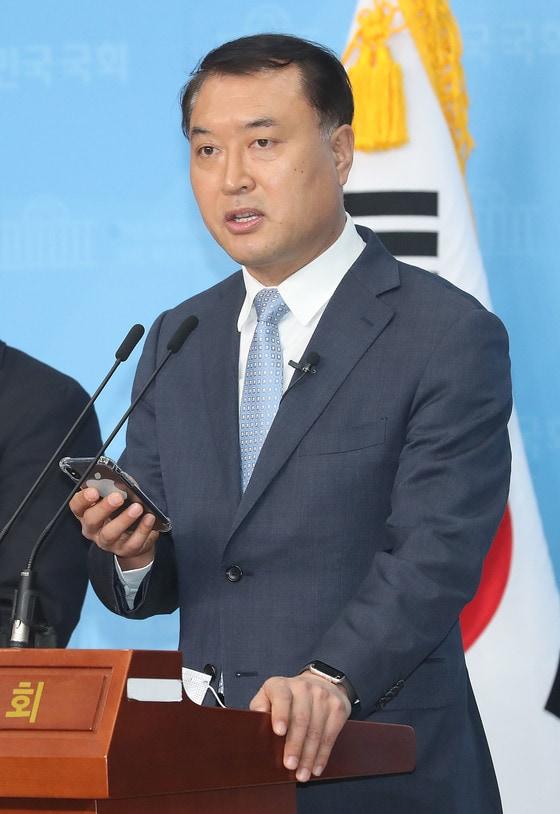 본문 이미지 - 지난 3월 31일 당시 황희석 열린민주당 비례대표 후보가 제21대 총선 제2호 공약인 검찰개혁 방안을 발표하고 있는 모습.  ⓒ News1 