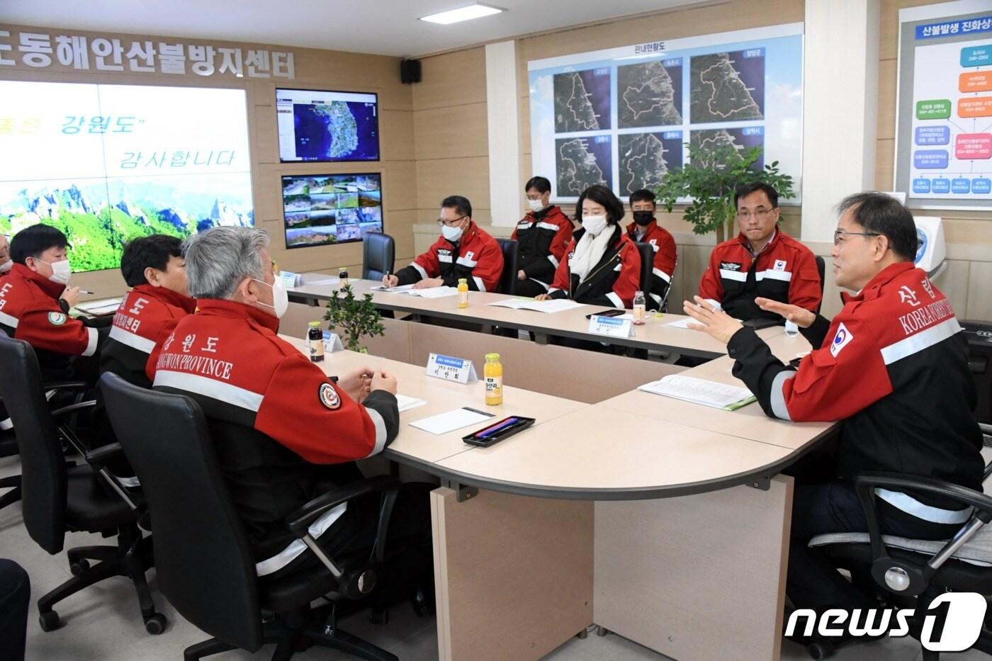 본문 이미지 - 동해안산불방지센터를 찾은 박종호 산림청장(맨 우측) ⓒ 뉴스1