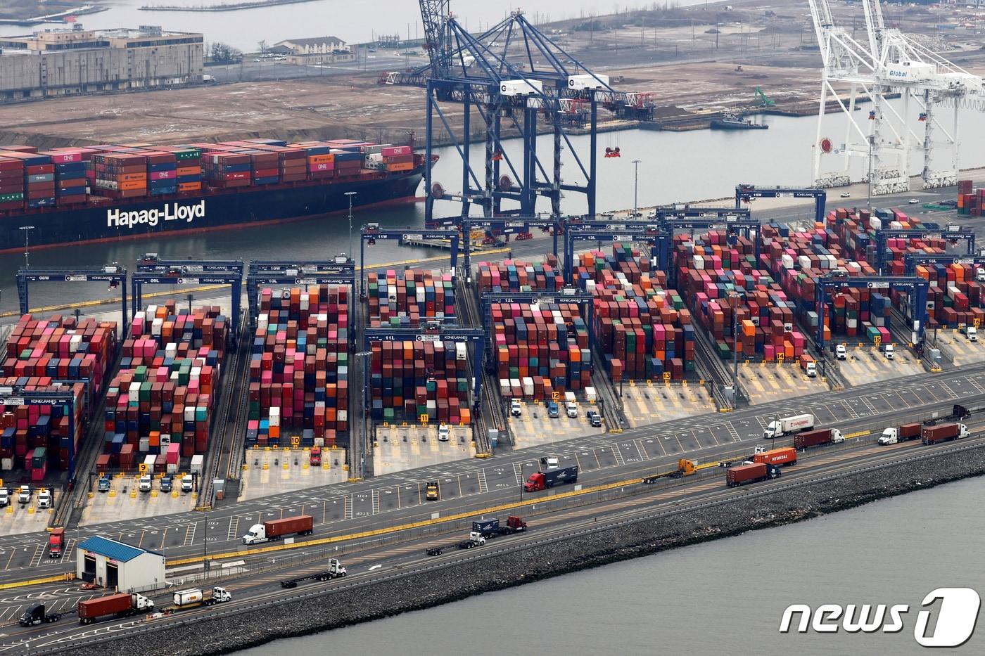 선적하지 못한 컨테이너 수백개가 미국 뉴욕항에 쌓여있다..(사진은 기사와 무관함)ⓒ 로이터=뉴스1 ⓒ News1 유새슬 기자