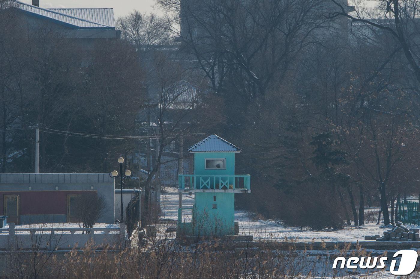 본문 이미지 - 중국 랴오닝성 단둥에서 촬영한 북한 신의주 압록강변의 북한군 초소 <자료사진> ⓒ AFP=뉴스1