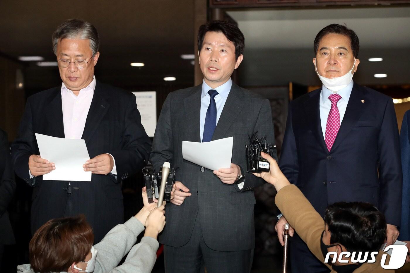 본문 이미지 - 이인영 더불어민주당 원내대표와 심재철 미래통합당 원내대표, 유성엽 민생당 공동대표(민주통합의원모임 원내대표)가 4일 오후 서울 여의도 국회 로텐더홀에서 선거구획정안 관련 공동기자회견을 하고 있다.2020.3.4/뉴스1 ⓒ News1 이광호 기자