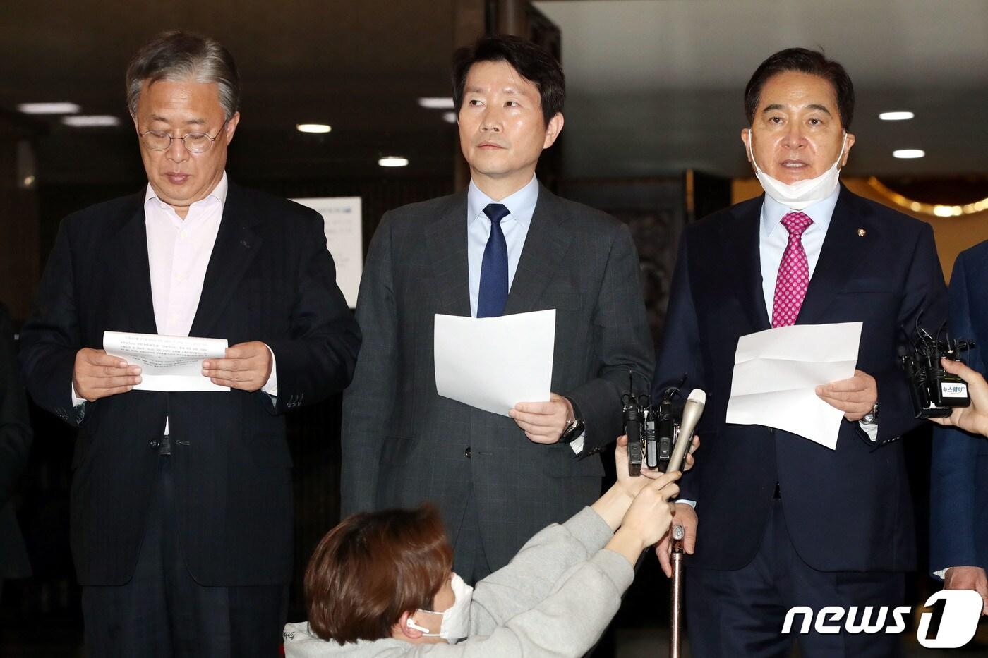 본문 이미지 - 이인영 더불어민주당 원내대표와 심재철 미래통합당 원내대표, 유성엽 민생당 공동대표(민주통합의원모임 원내대표)가 4일 오후 서울 여의도 국회 로텐더홀에서 선거구획정안 관련 공동기자회견을 하고 있다.2020.3.4/뉴스1 ⓒ News1 이광호 기자