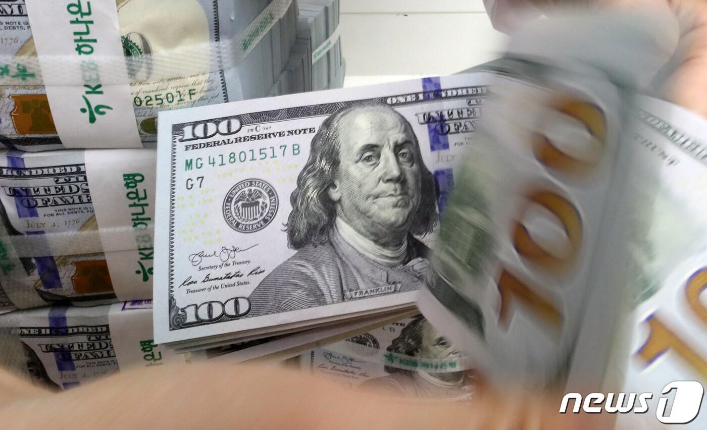 4일 오후 서울 중구 하나은행 위변조대응센터에서 은행 관계자가 달러화를 정리하고 있다.2020.3.4/뉴스1 ⓒ News1 이동해 기자