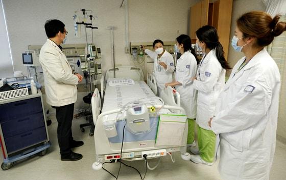 본문 이미지 - 신종 코로나 바이러스 감염증(코로나19) 확진자가 5천명을 넘어선 4일 오후 서초구 가톨릭대학교 서울성모병원 7층에서 의료진이 이곳에 마련된 코로나 격리병동 운영에 대한 설명을 듣고 있다... 2020.3.4/뉴스1 ⓒ News1 안은나 기자