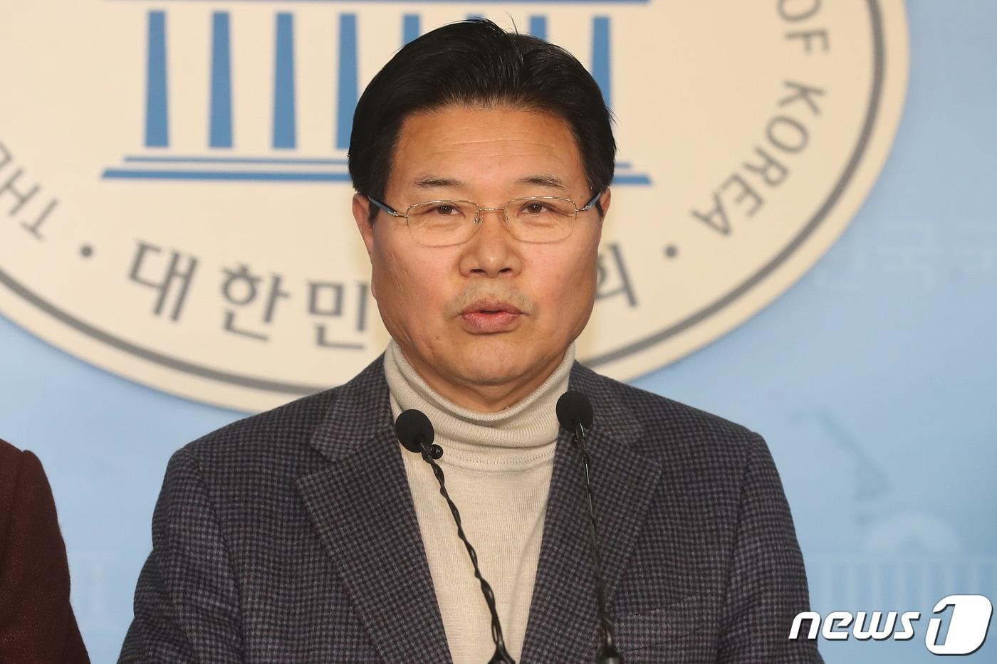 본문 이미지 - 홍문종 친박신당 대표가 4일 오후 서울 여의도 국회 정론관에서 기자회견을 갖고 박근혜 전 대통령 옥중서신과 관련해 입장 발표를 하고 있다. 2020.3.4/뉴스1 ⓒ News1 임세영 기자