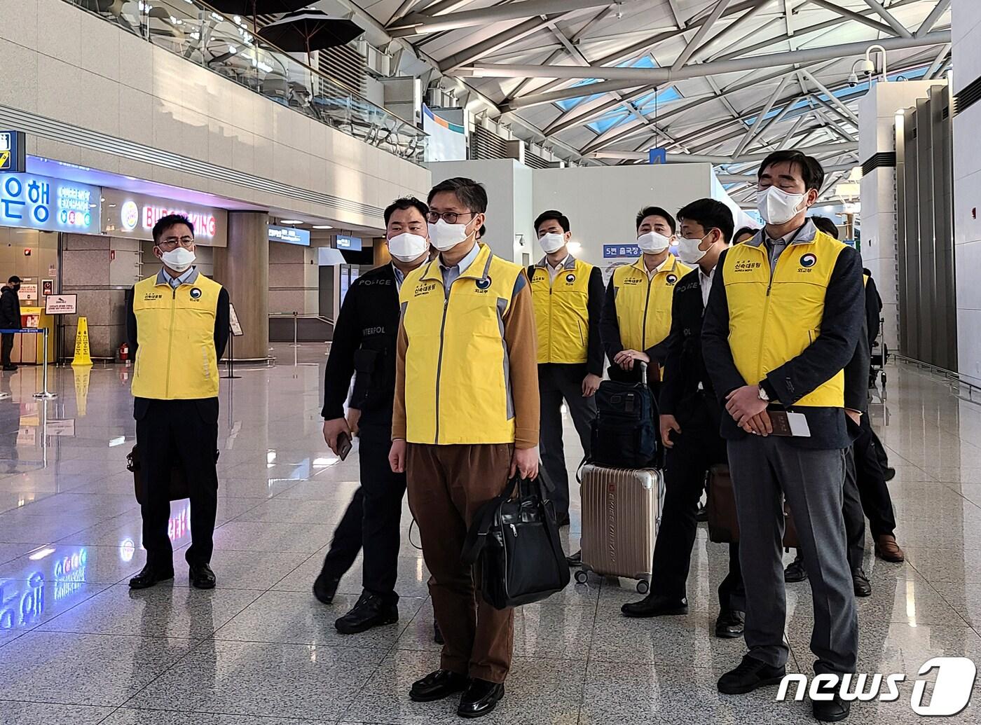 본문 이미지 - 신종 코로나바이러스 감염증(코로나19)과 확산으로 베트남에 격리된 우리 국민 270여명을 돕기 위한 정부합동신속대응팀이 5일 오전 인천국제공항 1터미널에서 출국하고 있다. 2020.3.5/뉴스1 ⓒ News1 민선희 기자