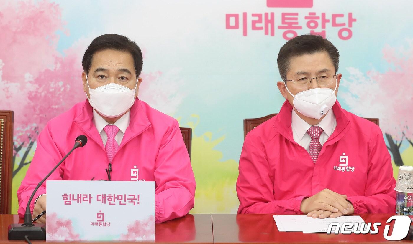 본문 이미지 - 심재철 미래통합당 원내대표(왼쪽)가 5일 오전 서울 여의도 국회에서 열린 최고위원회의에서 모두발언을 하고 있다. 2020.3.5/뉴스1 ⓒ News1 임세영 기자