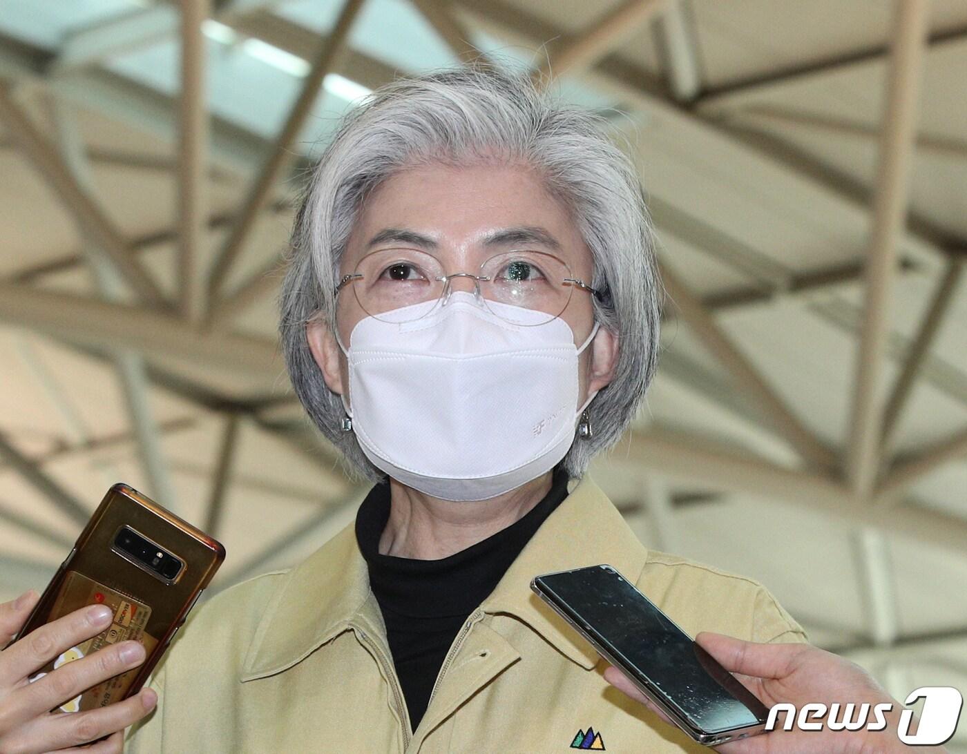 본문 이미지 - 강경화 외교부 장관이 5일 오전 베트남으로 출국하는 정부합동신속대응팀을 격려하기 위해 인천국제공항 1터미널을 찾아 취재진의 질의에 답하고 있다. 베트남은 방역차원에서 최근 입국한 한국 국민에 대한 14일간 시설격리를 하고 있으며 신속대응팀은 베트남에 격리된 우리 국민 270여명을 돕기 위한 이날 출국한다. 2020.3.5/뉴스1 ⓒ News1 신웅수 기자