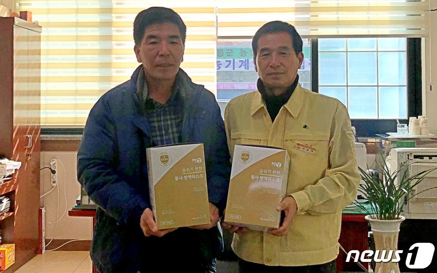 본문 이미지 - 충북 영동군 학산면 압치리 이후진씨가 마스크를 기탁했다.(영동군 제공).ⓒ 뉴스1