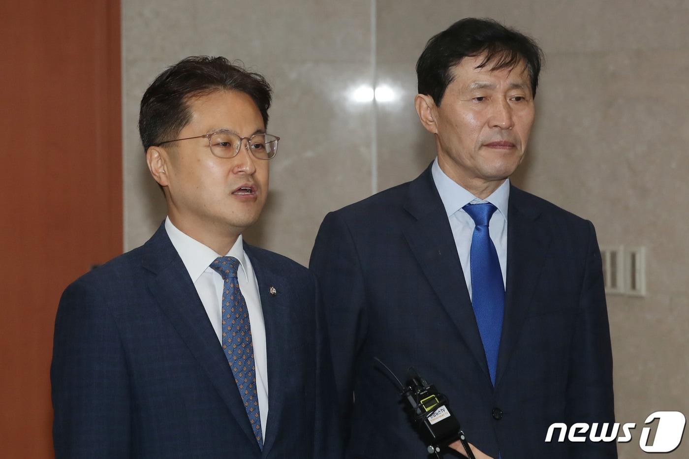 본문 이미지 - 김정우 더불어민주당 의원(왼쪽)과 이학영 의원이 5일 오전 서울 여의도 국회 정론관에서 기자회견을 마치고 취재진의 질문에 답하고 있다. 이날 김 의원과 이 의원은 "경기 군포시 갑 ·을 선거구를 하나로 합구하고 세종시를 분구하는 등의 여야3당 415총선 선거구 획정 관련 조정안 즉각 철회돼야 한다＂고 밝혔다. 2020.3.5/뉴스1 ⓒ News1 임세영 기자