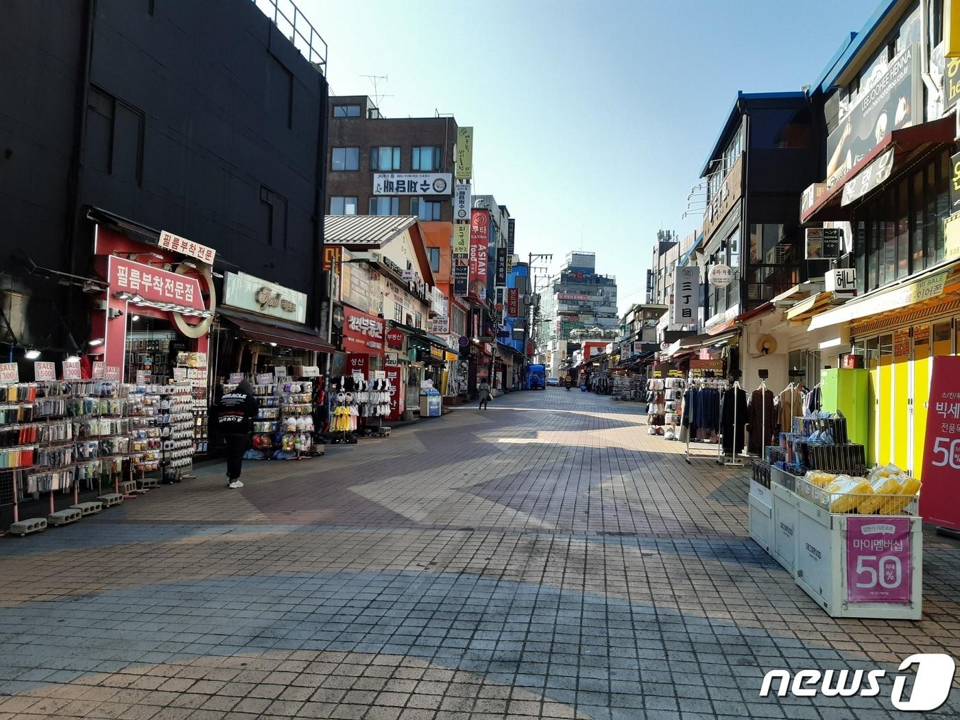 본문 이미지 - 5일 오전 홍대 인근 거리가 텅 비어있다.2020.03.05/뉴스1 ⓒ 뉴스1