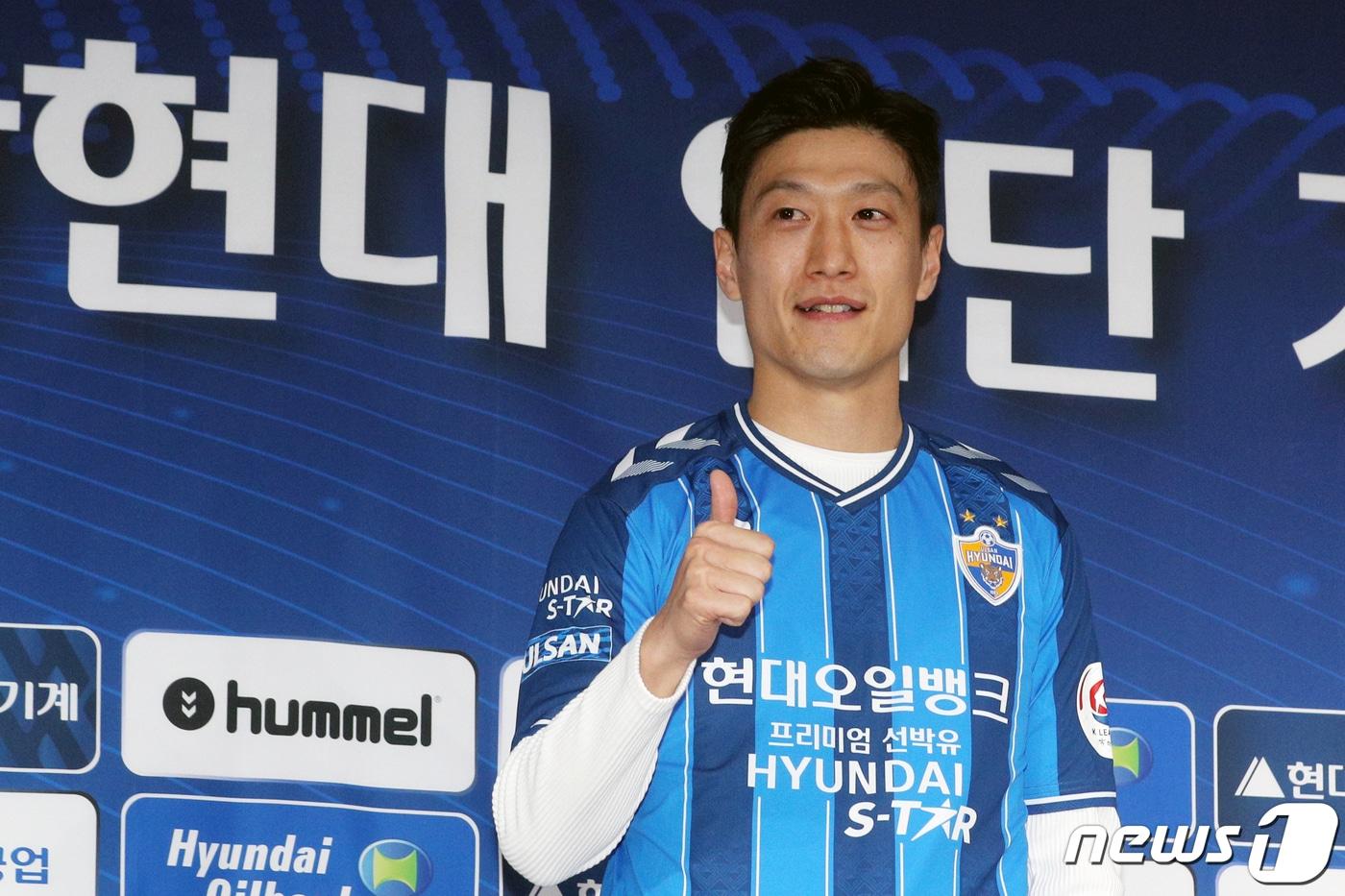 이청용이 5일 오후 서울 종로구 축구회관에서 열린 '울산현대 입단 기자회견'에서 포즈를 취하고 있다. 독일 분데스리가 2부리그 VfL 보훔과 이적에 합의한 이청용은 11년 만에 국내 프로축구 K리그로 복귀한다. 2020.3.5/뉴스1 ⓒ News1 황기선 기자