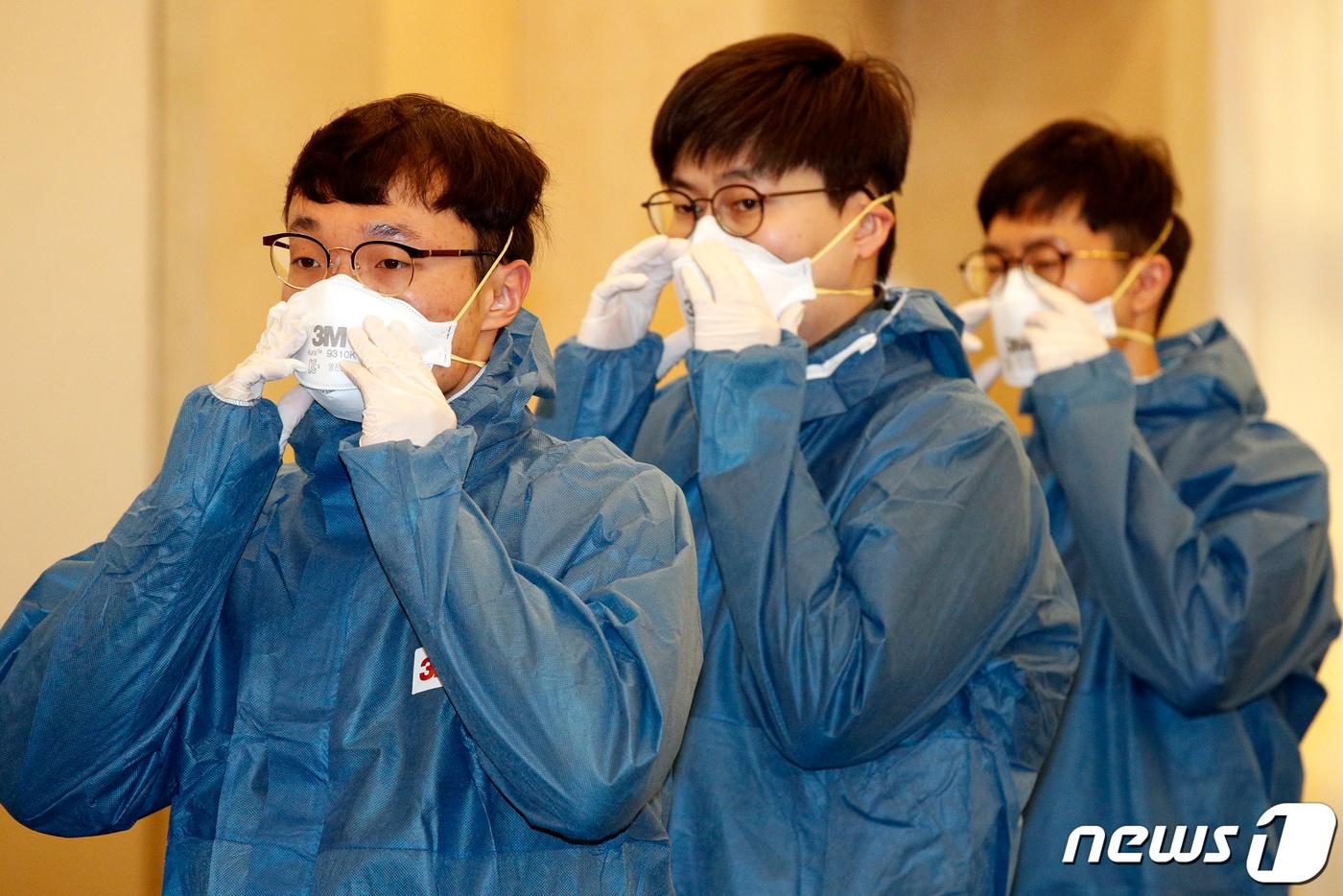 본문 이미지 - 5일 오후 서울 서대문구 스위스그랜드호텔에서 열린 '2020년도 신규 의과 공중보건의사 중앙직무교육'에서 보건의들이 개인 보호구 착탈의 교육을 받고 있다. 2020.3.5/뉴스1 ⓒ News1 안은나 기자