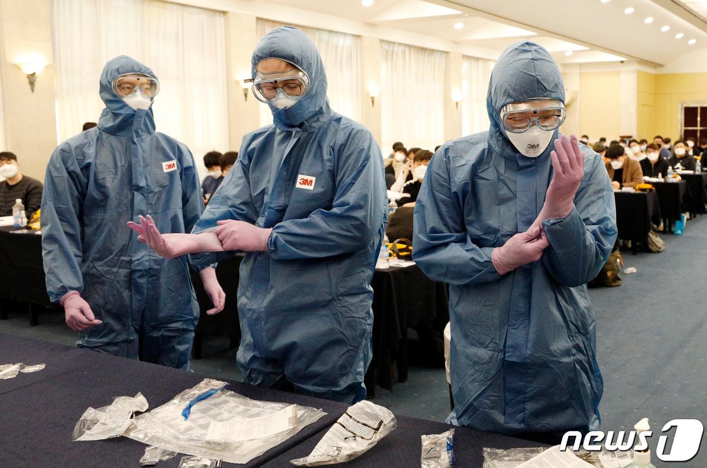 본문 이미지 - 5일 오후 서울 서대문구 스위스그랜드호텔에서 열린 '2020년도 신규 의과 공중보건의사 중앙직무교육'에서 보건의들이 개인 보호구 착탈의 교육을 받고 있다. 2020.3.5/뉴스1 ⓒ News1 안은나 기자