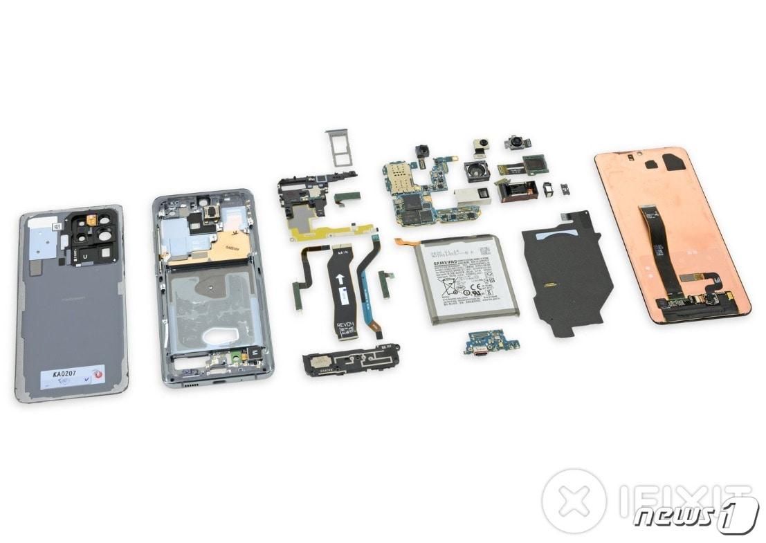 본문 이미지 - 아이픽스잇은 4일(현지시간) 갤럭시S20 울트라를 분해한 뒤 '괴물 휴대폰'이라고 평가했다. ⓒ 뉴스1